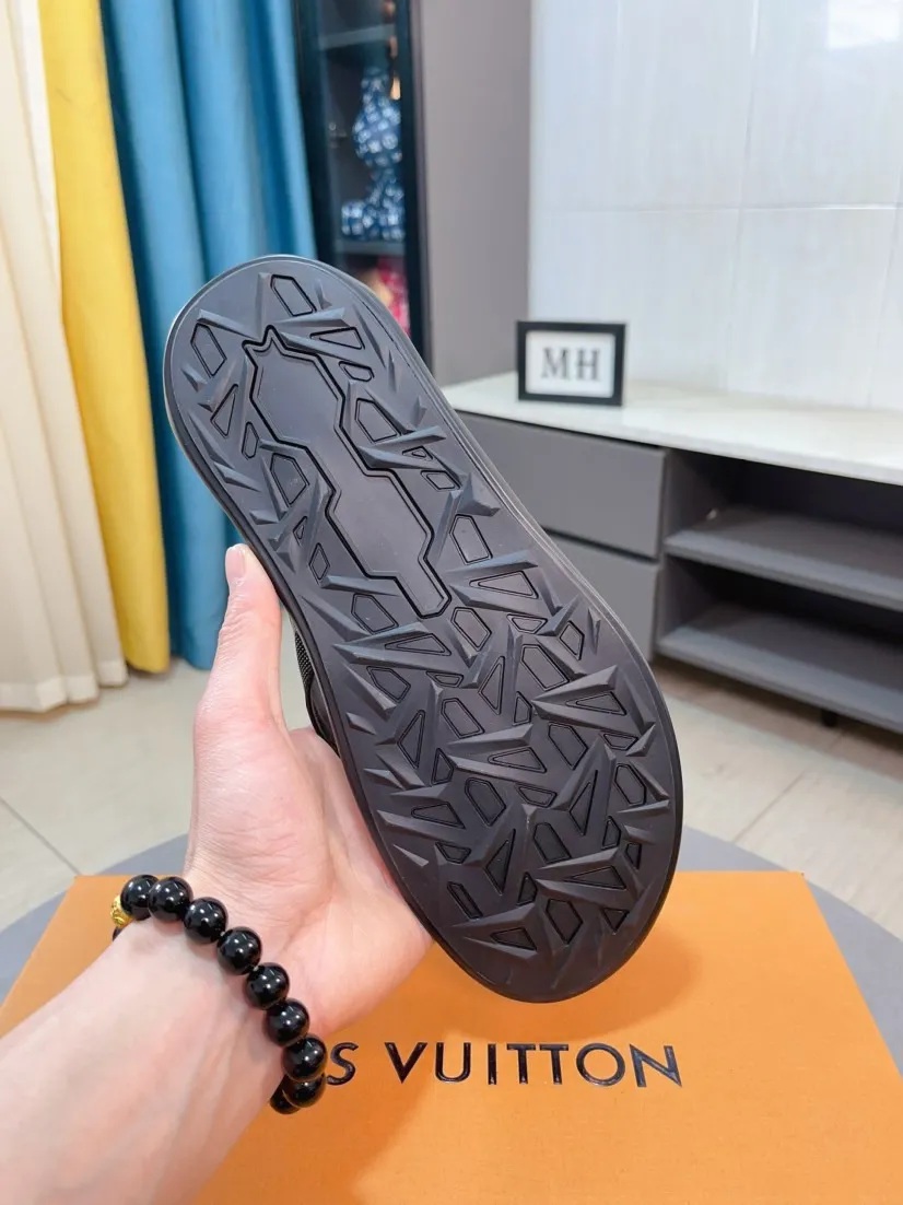 Men's shoes 💰260🌹🌹 (lv-Louis Vuitton) new men's sandals, high-end boutique, exquisite embossed logo decoration on the upper, fine workmanship, super soft soles, casual, loose and comfortable, a must-have in summer! \nsize：38-44